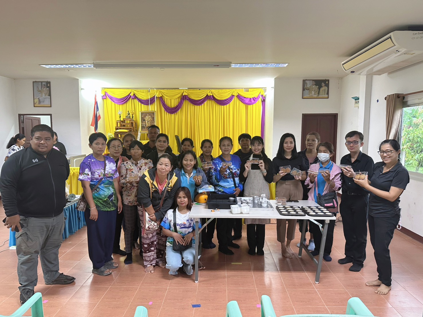 🌈 พช.ตาก : ดำเนินโครงการตำบลสารสนเทศต้นแบบเพื่อการพัฒนาคุณภาพชีวิต กิจกรรม 1.2 สนับสนุนประเด็นการพัฒนาคุณภาพชีวิตเพื่อขับเคลื่อนโครงการส่งเสริมอาชีพทำเค้กกล้วยหอม และฝึกอาชีพจับจีบผ้า